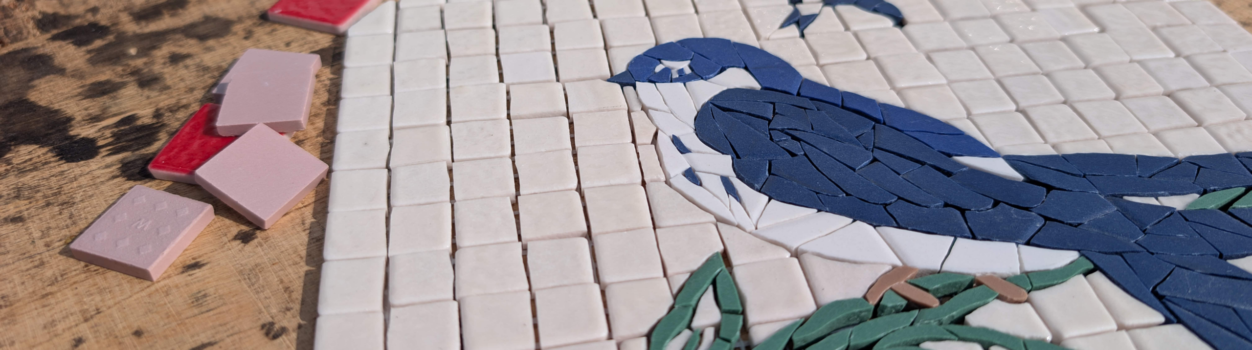 enseigne mosaïque artisanale Enseigne extérieure en mosaïque réalisée pour une boutique du Grand Ouest. Résistante, personnalisée et entièrement faite à la main.